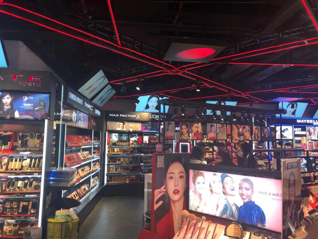 同样是嘴碎，屈臣氏导购为什么会输给李佳琦？