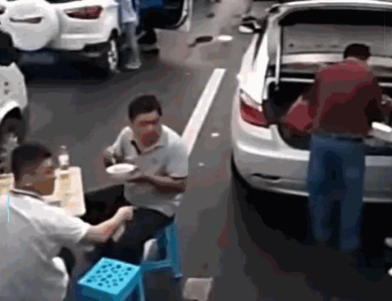 被代购疯狂刷屏后，代吃居然火了