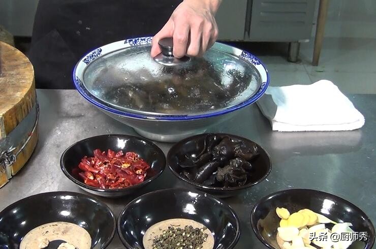 香辣泥鳅去内脏做法湘菜,香辣泥鳅里面的香料放什么