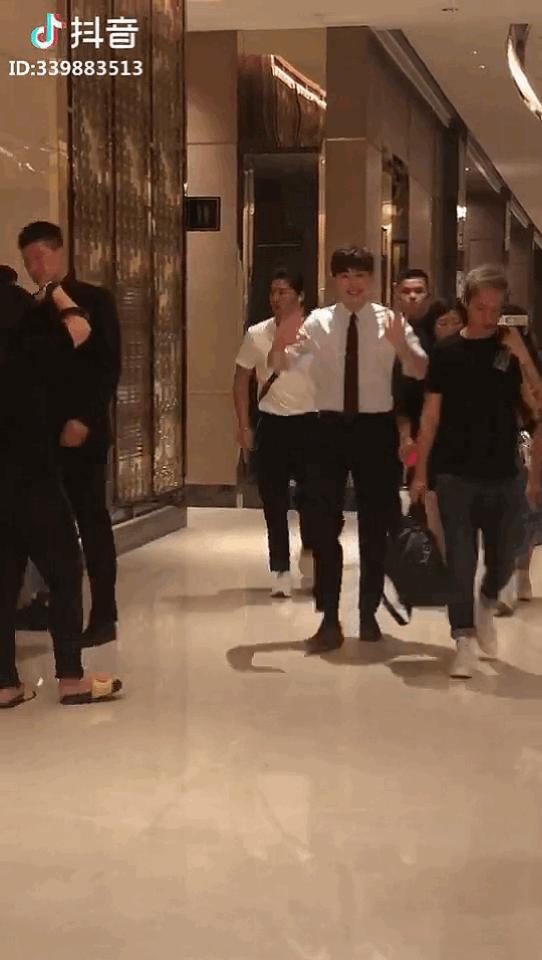 王俊凯蝴蝶结西装,王俊凯西装穿搭风格