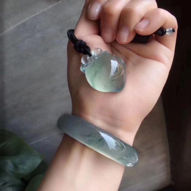 翡翠直播间很便宜怎么回事,翡翠直播线上销售