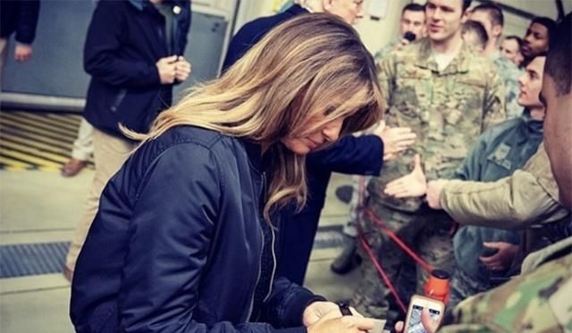 梅拉尼娅终于不穿靴子瘦裤！运动裤帆布鞋更减龄，搭飞行服潮翻了