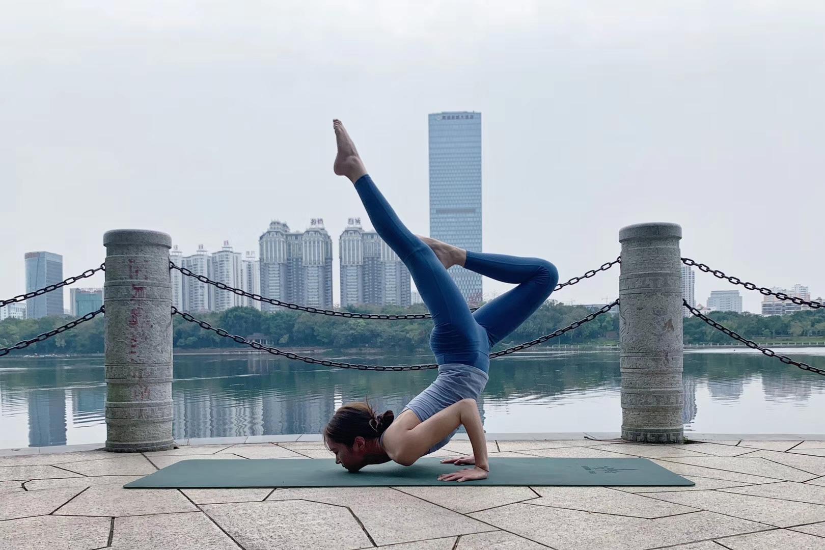 练瑜伽失误瞬间,练瑜伽时肩和脊柱僵硬