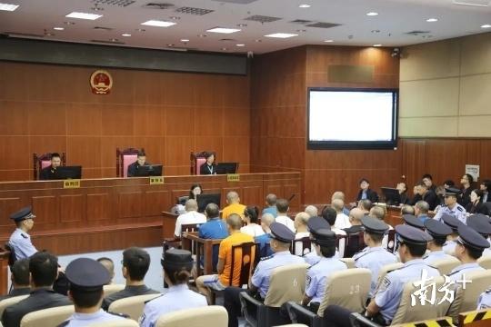 纠结数十人租下数十间出租屋从事卖淫活动，还收买巡防员通风报信,深圳一涉黄团伙18人获刑