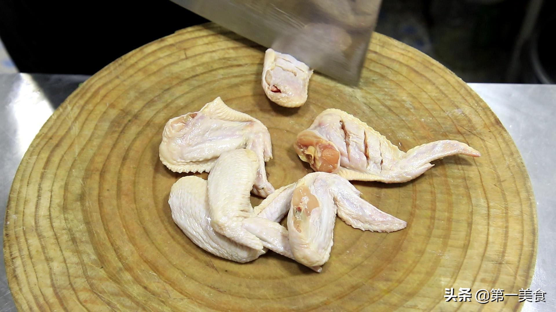 红烧鸡翅带汤家常做法,红烧鸡翅中怎么样做好吃家常