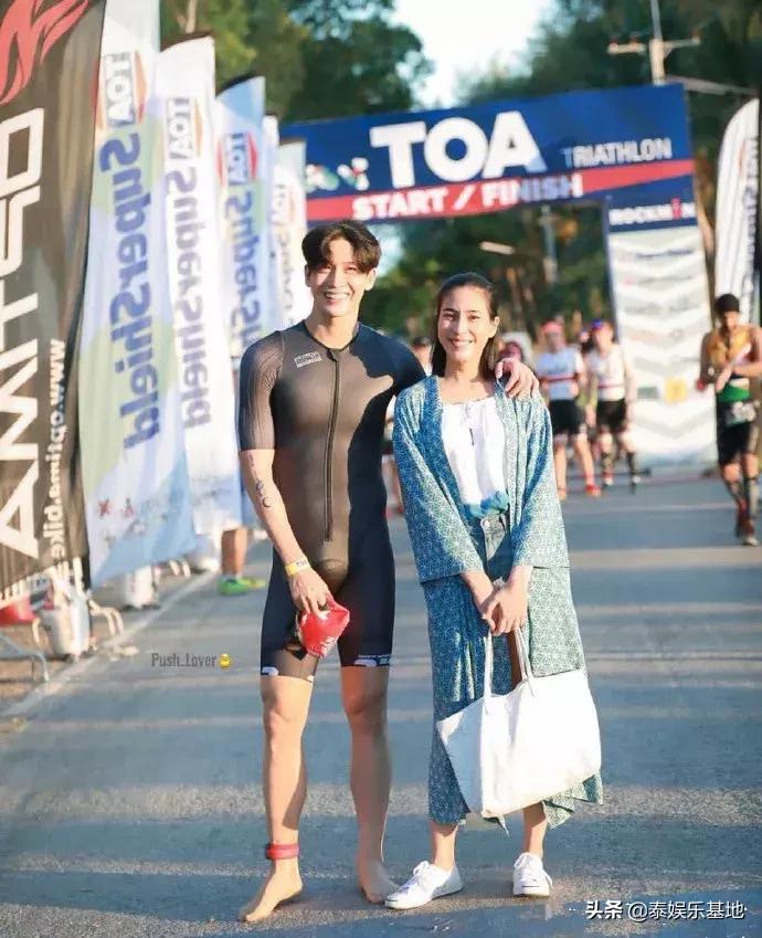 泰星和女友同框,泰星甜蜜日常生活