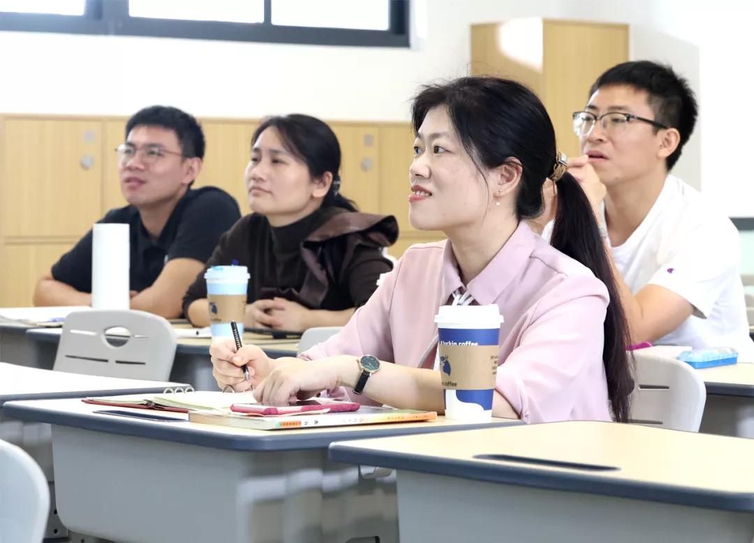 加强命题技术探究促进教学质量提升——我校化学组特邀专家开展命题技术研究讲座