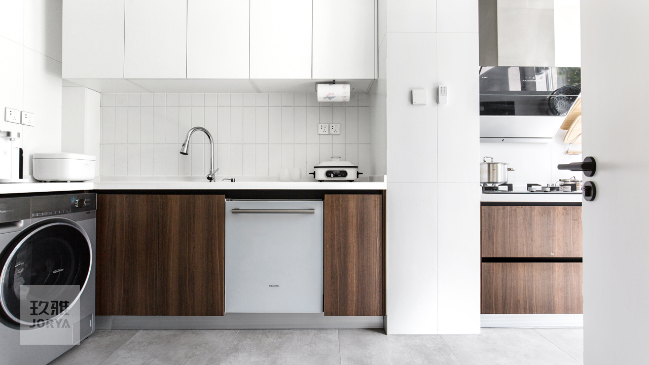 这家的电视柜既能收纳，也是喵星人乐园​