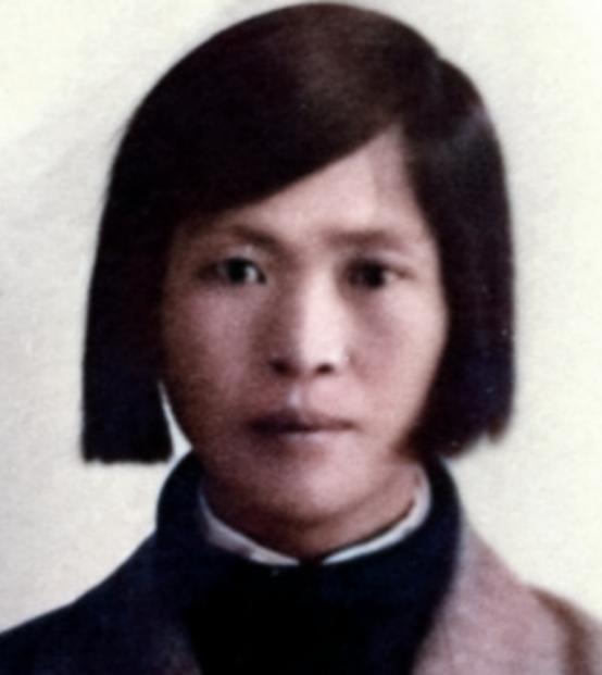 79年，*子珍贺**坐车路过*安门天**，看到毛主席挂像时直起身：开得慢点