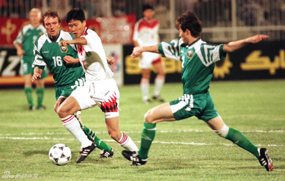 国足球衣都是红和白吗,国足球衣2007