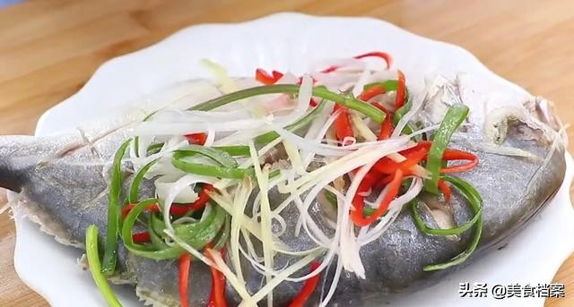 清蒸鲳鱼怎么做法比较好吃,清蒸五彩鲳鱼的做法和步骤