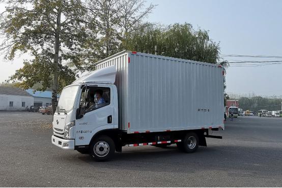 开卡车的草帽,开卡车的草帽哥