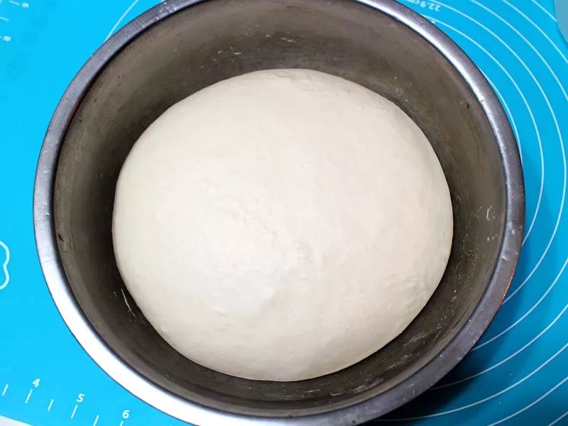 在家做的披萨简单的做法,自己在家做的披萨做法