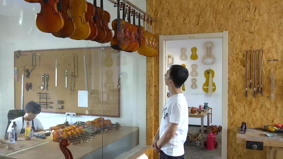在海门有个能人，要修复一把近300年的德国大提琴