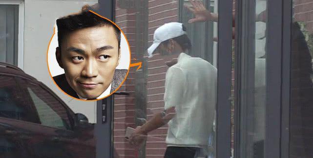 王宝强狰狞面孔,王宝强近照曝光面容憔悴怒踢大门