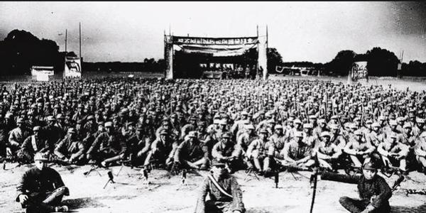 开国上将回故乡,看到警车封路并且隔开群众,怒问:耍什么排场?