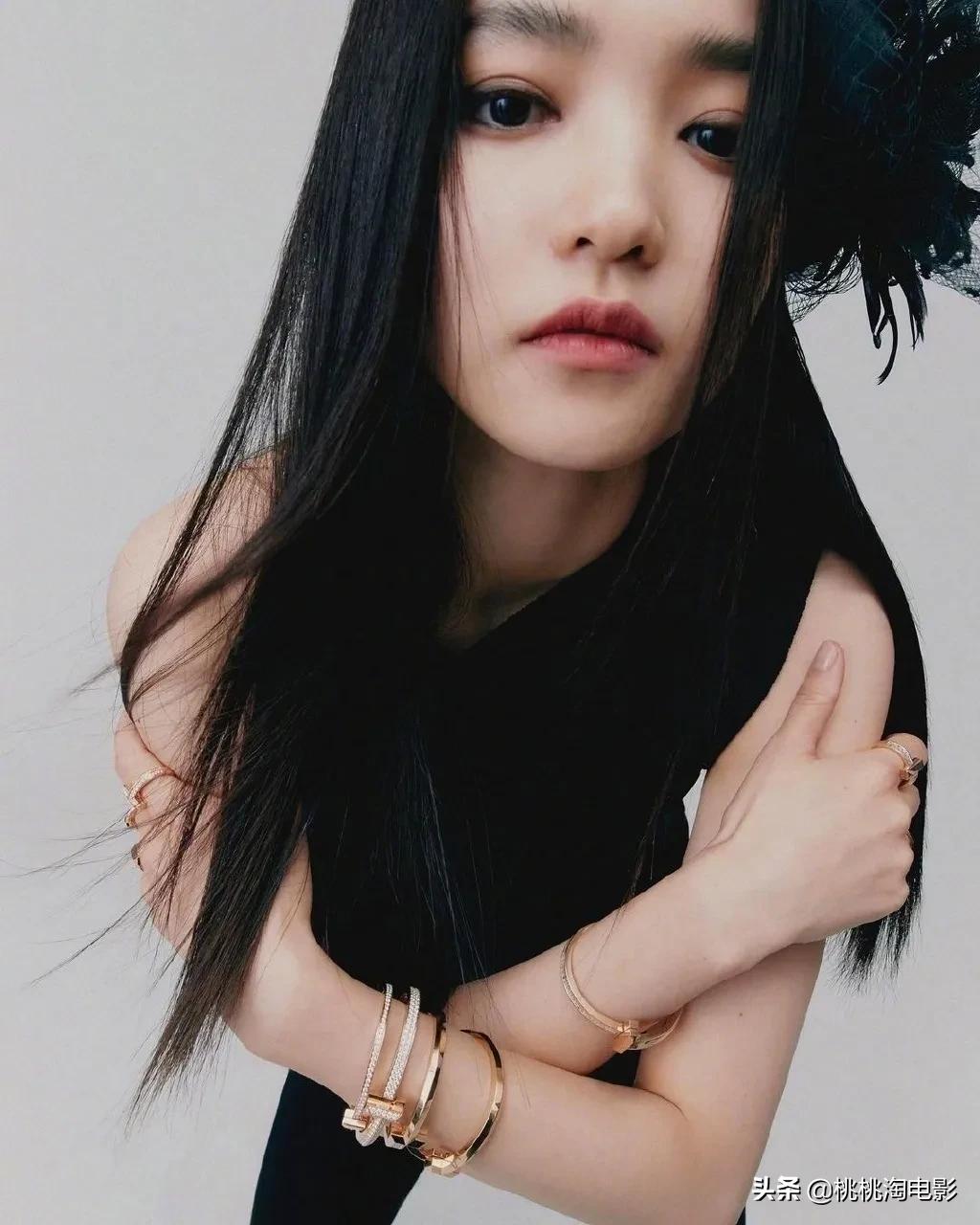 金泰梨杂志写真图文,女星金泰梨穿圣诞小鹿装跳舞