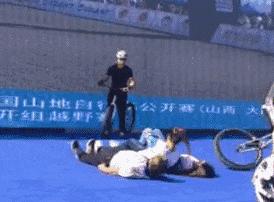 搞笑gif你们这些城里人太会玩了,搞笑gif逗比的世界你永远理解不了