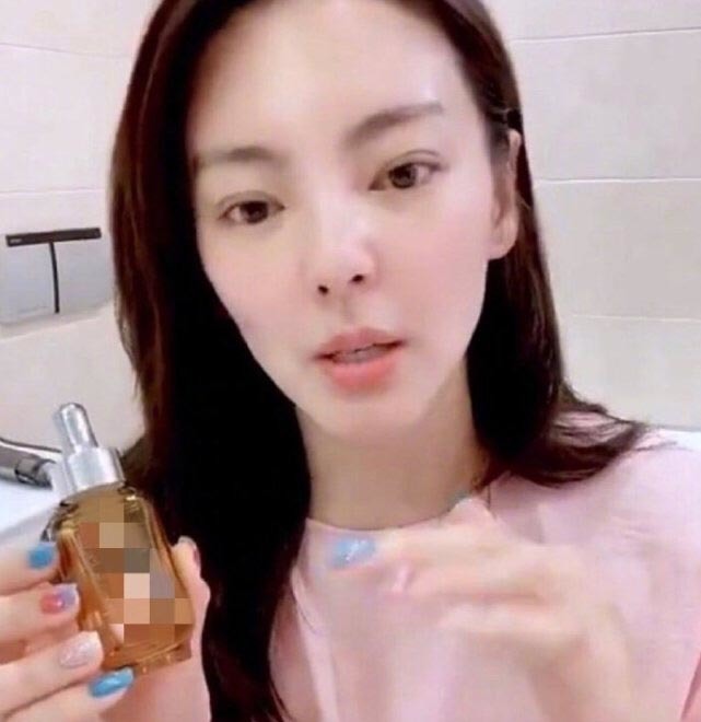 飞机头等舱偶遇张雨绮,张雨绮机场照曝光