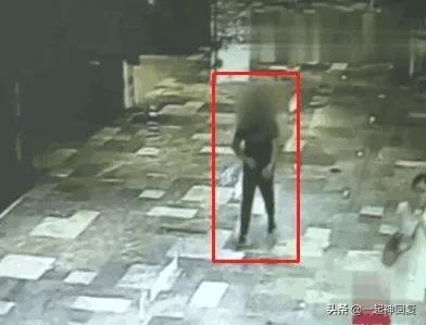 从体内取出17cm的异物，到底有多累