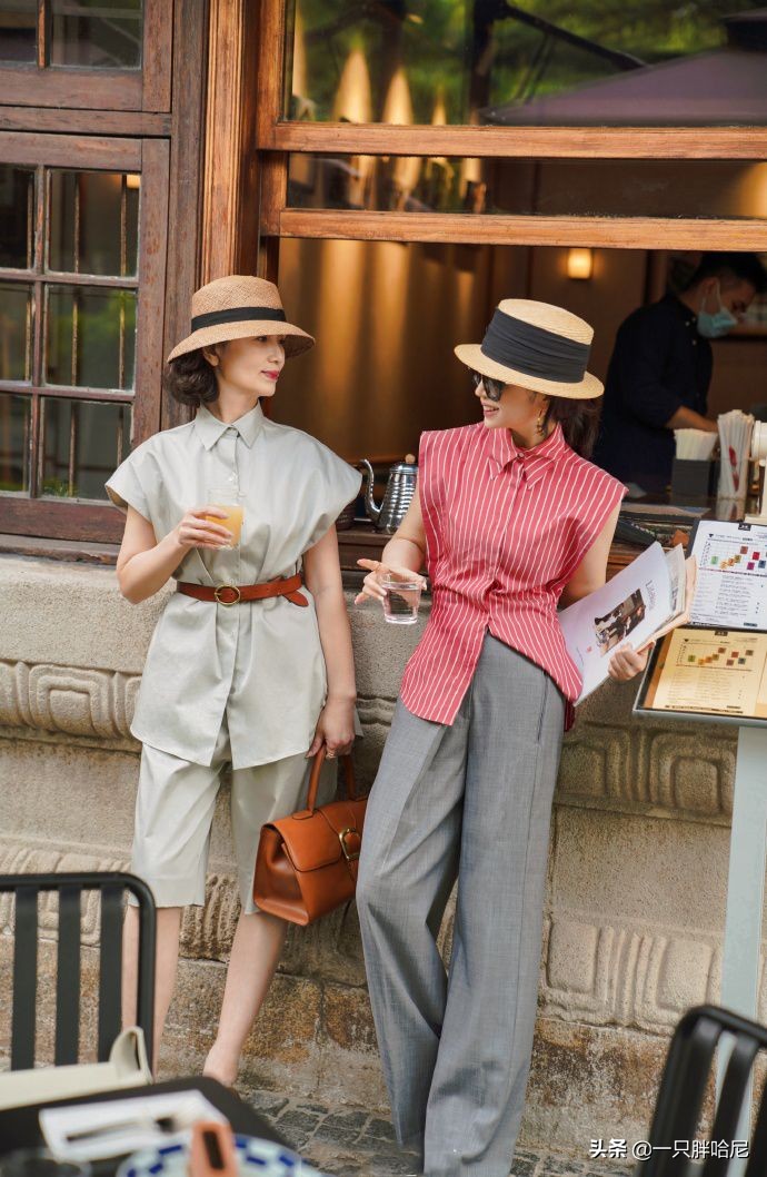 50岁女人穿t恤配牛仔裤好看吗,50岁的女人穿搭要做减法