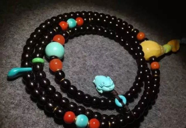 沉香手串包浆好还是不包浆好,怎样分辨包浆和不包浆的手串