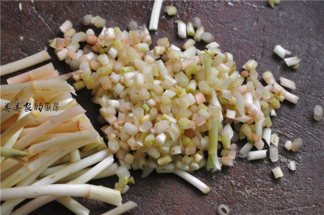 鸡蛋跟它一起炒，一半人不敢碰，另一半人爱到哭