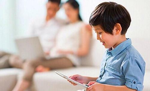 孩子爱玩不听话教你一招,孩子爱玩手机不给就哭闹视频