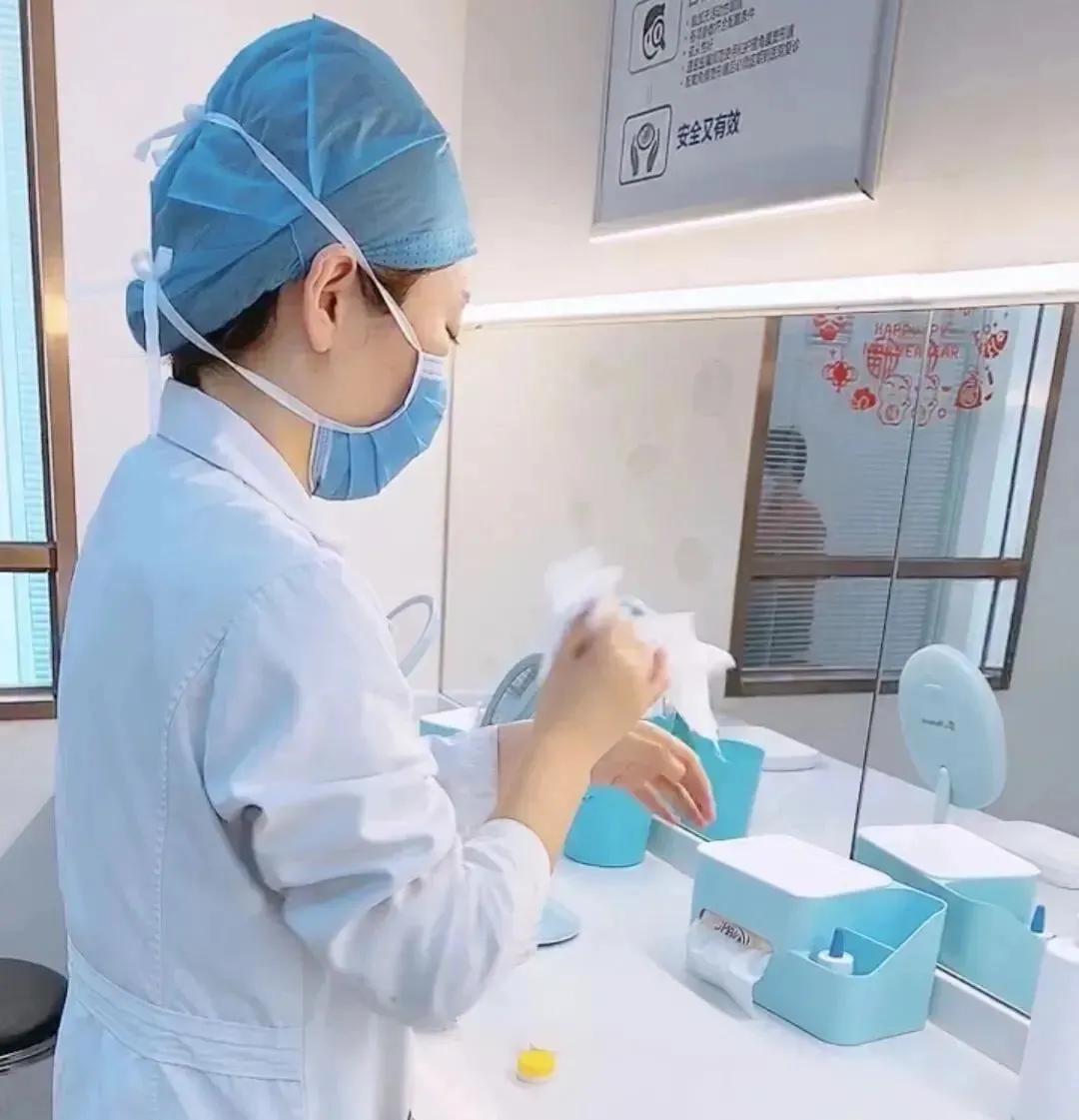 隐形眼镜怎么摘新手,隐形眼镜怎么摘眼睛才不疼