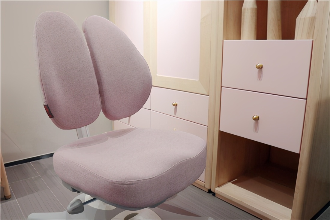 奋进星功能学习桌椅：为孩子的身体健康保驾护航