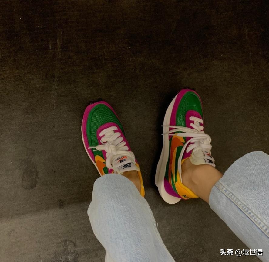 周雨彤穿板鞋图片,周雨彤spell牛仔裤穿搭