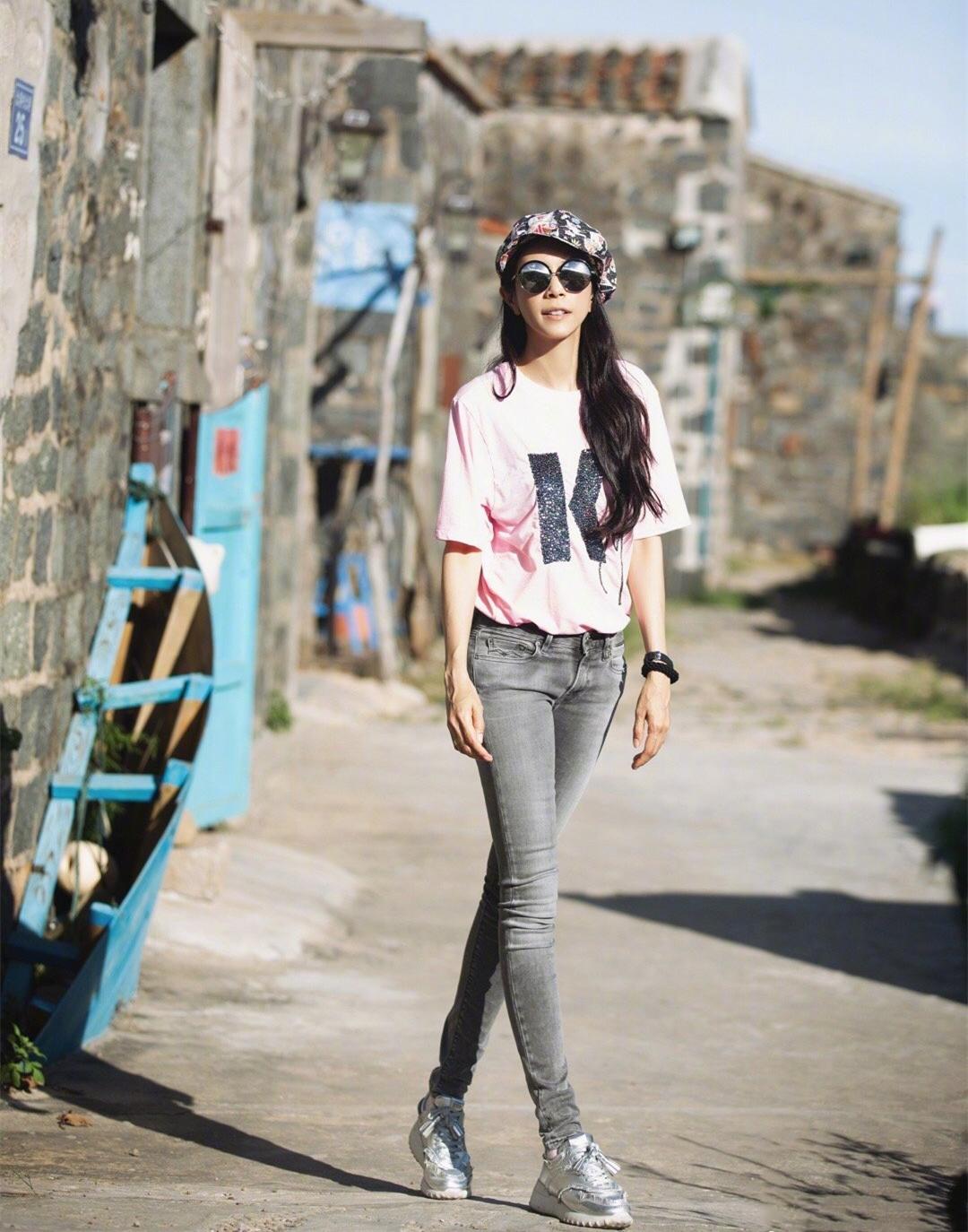 莫文蔚穿皮裤,穿牛仔裤的莫文蔚