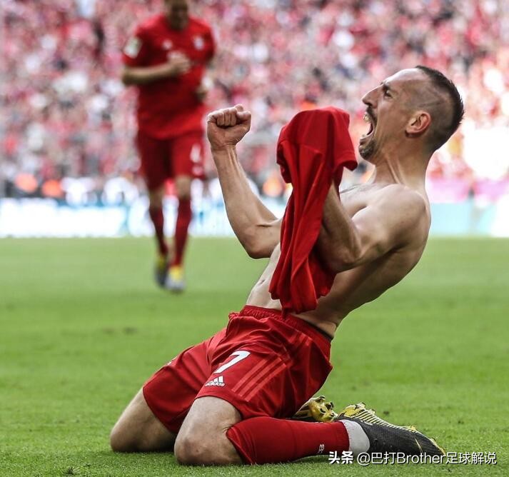 永远的陪伴！过世小球迷珍贵随葬品被偷，拜仁俱乐部送暖心举动