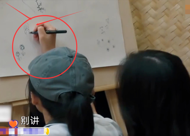 张子枫为娜娜画的画像,张子枫和欧阳娜娜的照片