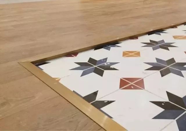 父母嫌弃瓷砖太冰冷，我直接铺上木地板，入住2年后，夸我太聪明