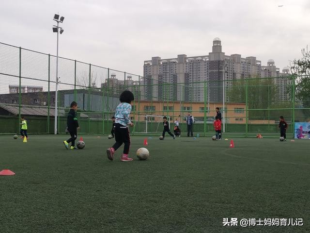 女孩子从小踢足球怎么样,妈妈踢足球的孩子