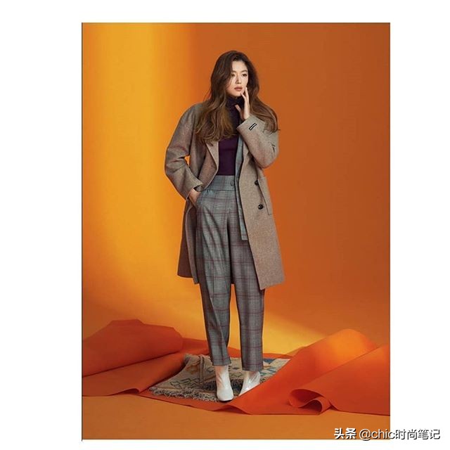 气质女王全智贤，条纹毛衣搭配卡其半裙，美翻了