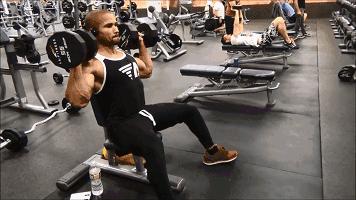 三角肌怎么练才不伤肩,如何把三角肌练得更大