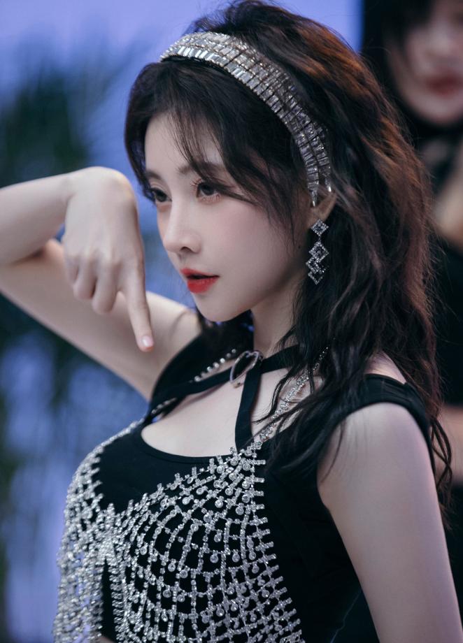 冯提莫穿裙子露面直播,冯提莫穿露脐装视频