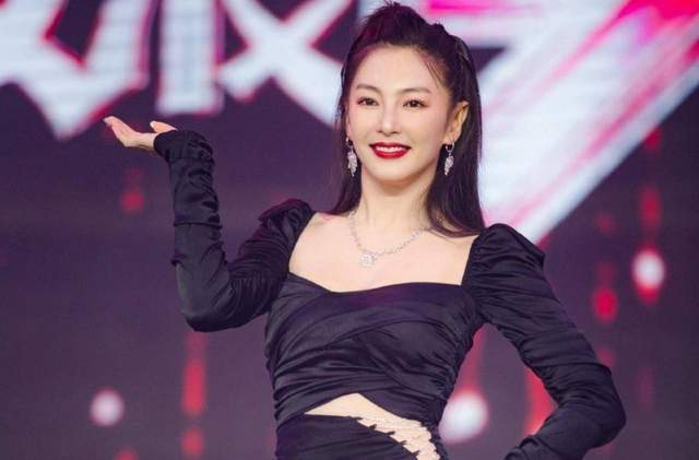 张雨绮御姐出场,张雨绮一向肤白貌美很有御姐气质