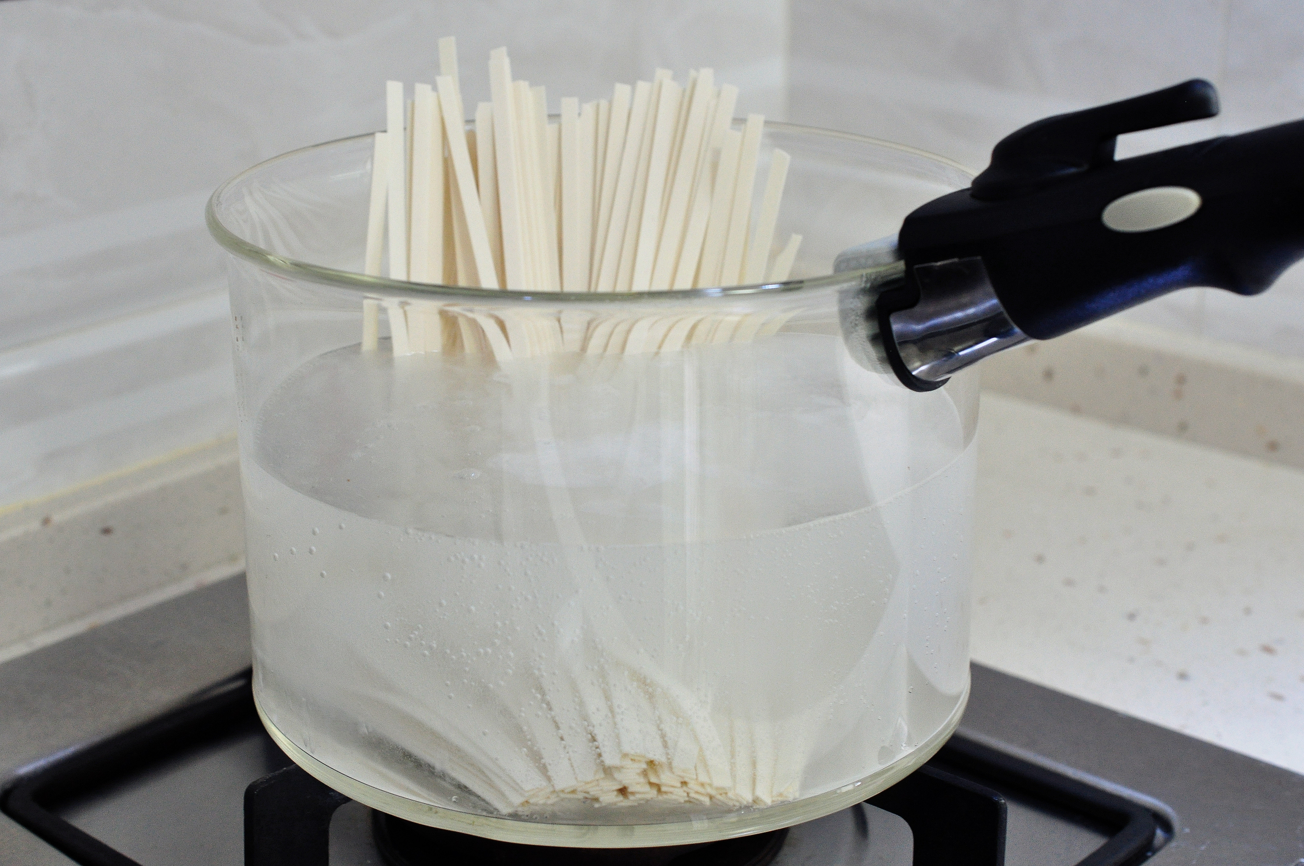 煮面条开水下锅还是冷水下锅,煮面条应该开水下锅还是冷水下锅