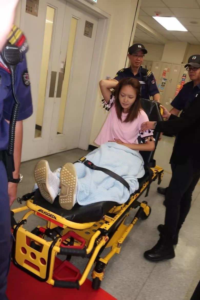 突然严重胃抽筋！TVB力捧港姐被抬上担架床：捂着小腹面露痛苦
