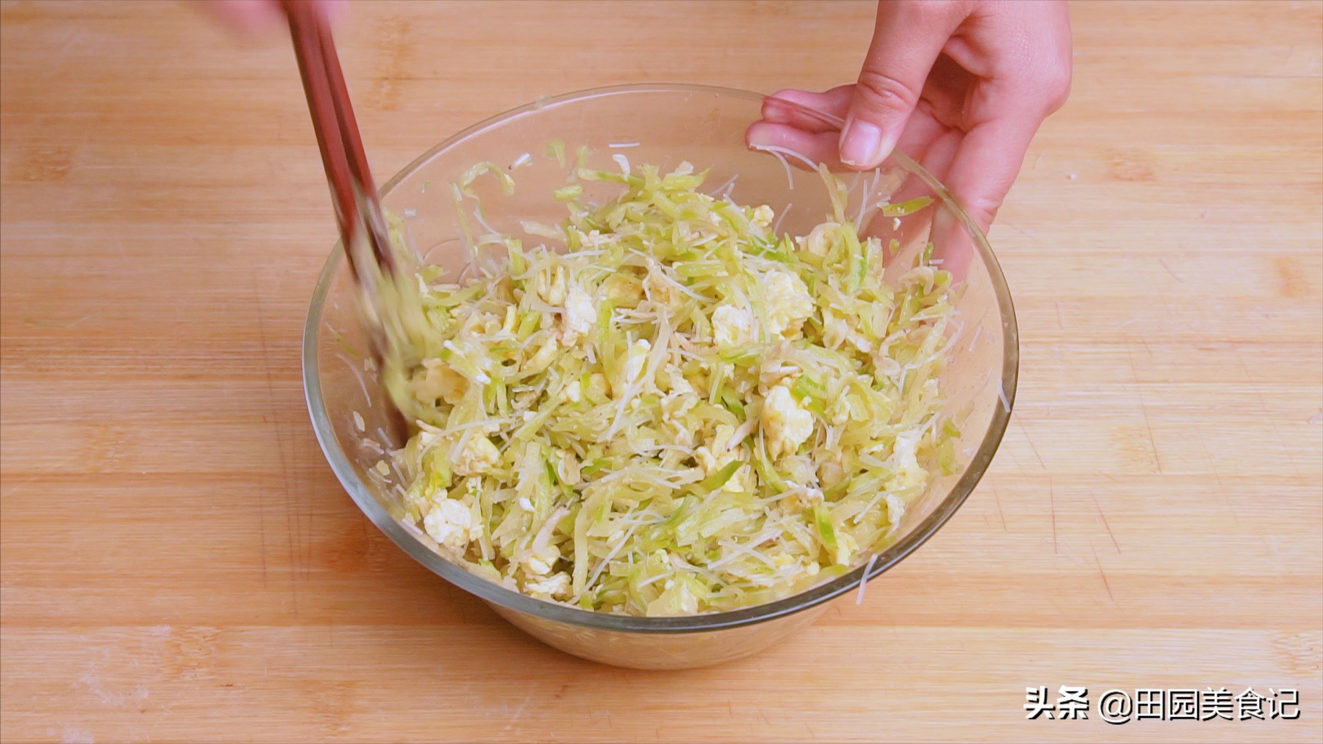 馅饼如何包才能皮薄馅大,馅饼的馅有几种是最好的