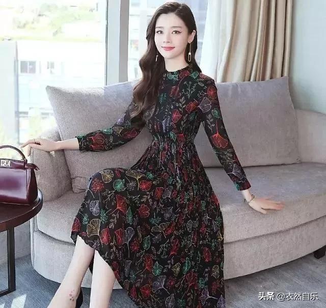 今年最流行碎花裙中长款,比较老气的碎花裙怎么穿出时尚感