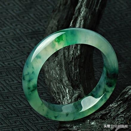 翡翠手镯有癣跟飘花区别,翡翠石藓和飘花怎么区分