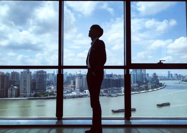 邓伦，身高185cm，体重才65kg，靠3点维持身材，不怕胖