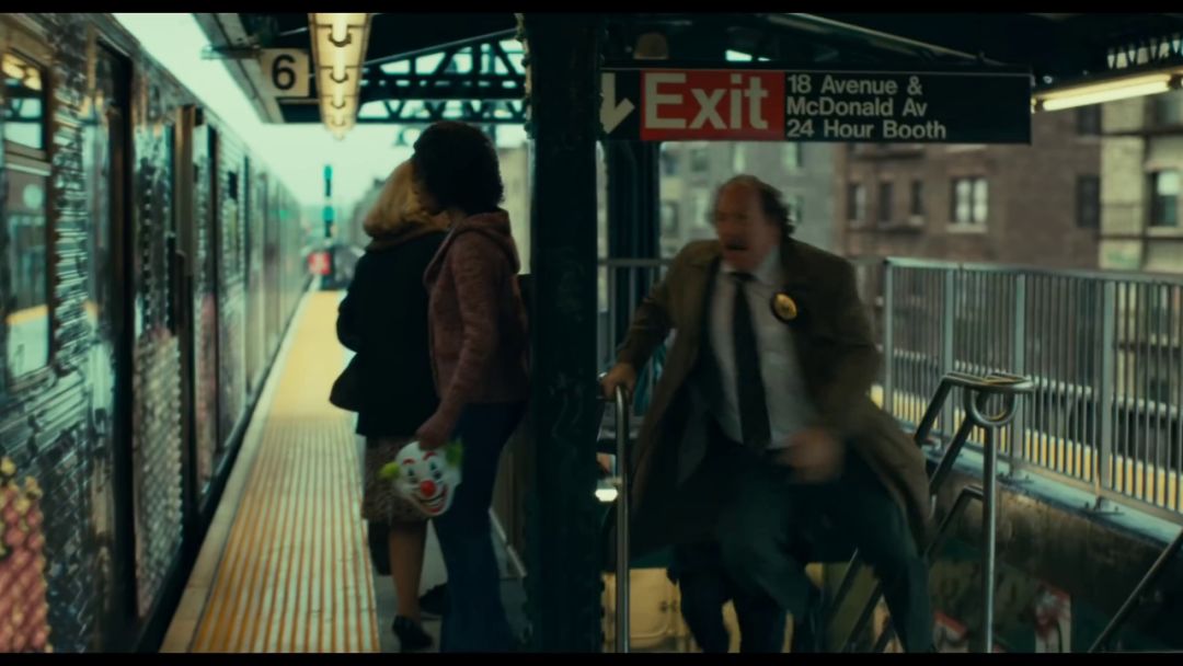 小丑口碑大爆豆瓣评分9,dc新片小丑首曝预告风格黑暗