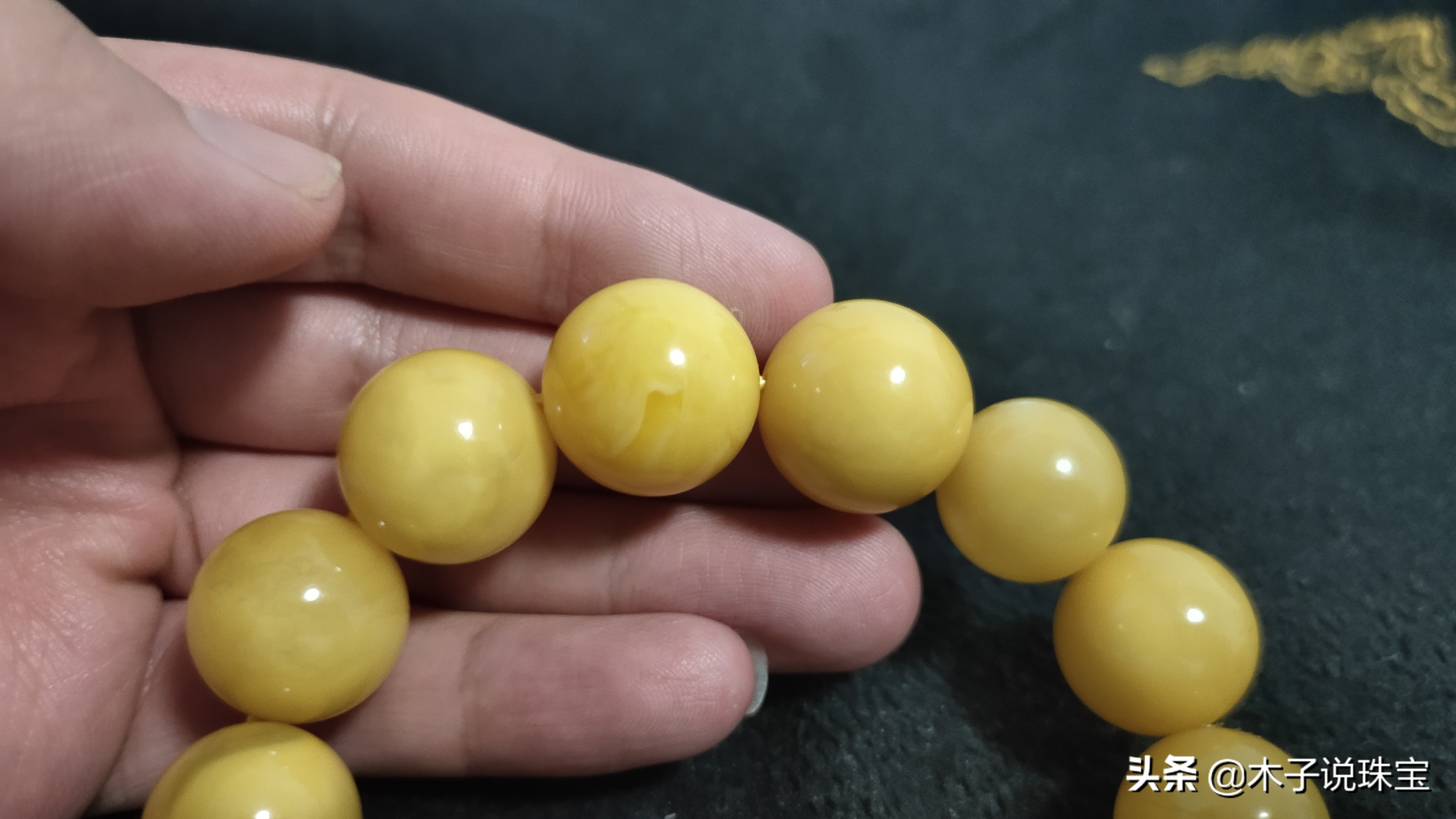 购买的蜜蜡手链被掺进去一颗假珠子,木子带你了解5种方法来区分