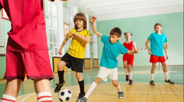 小孩几岁开始练足球几岁练射门,6岁孩子适合几号足球