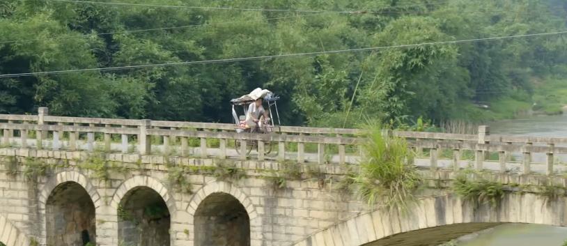 五十岁穷苦老汉24年前收养女弃婴,穷困老汉蹬三轮养了十二年的弃婴